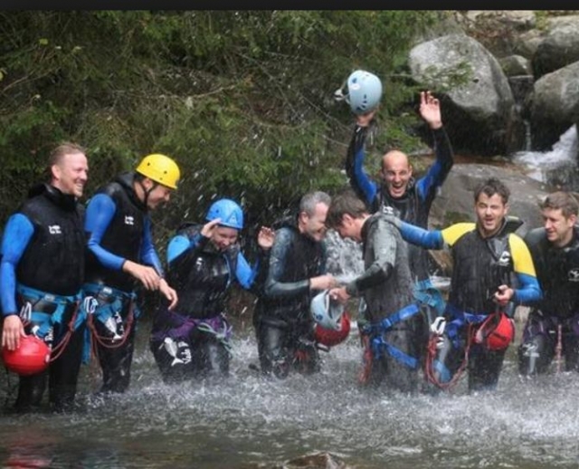 巴斯克地区峡谷团体郊游